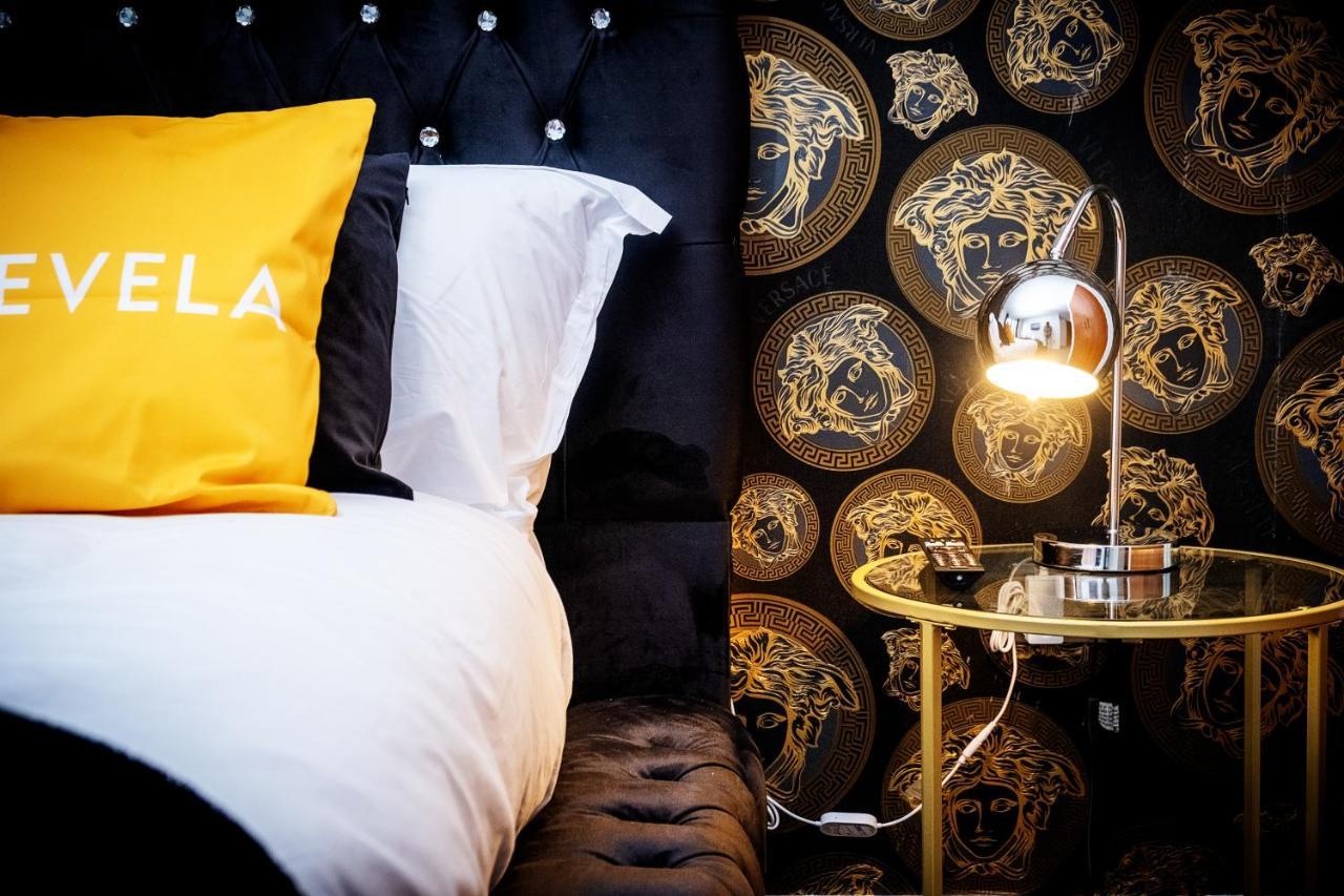 Maevela Apartments - Arcadian Versace Themed Apt ☆ Huge Balcony / Free Parking → Free Netflix -2 Min Walk From Birmingham Hippodrome Theatre, Arcadian, China Town, Sidewalk Club, Gay Village, 5 Mins From New Street Train Station - Birmingham Grand Ce Esterno foto