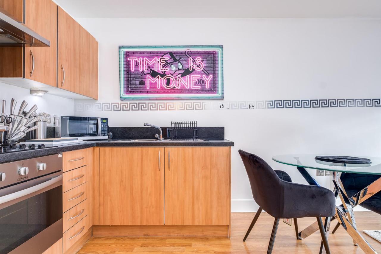 Maevela Apartments - Arcadian Versace Themed Apt ☆ Huge Balcony / Free Parking → Free Netflix -2 Min Walk From Birmingham Hippodrome Theatre, Arcadian, China Town, Sidewalk Club, Gay Village, 5 Mins From New Street Train Station - Birmingham Grand Ce Esterno foto