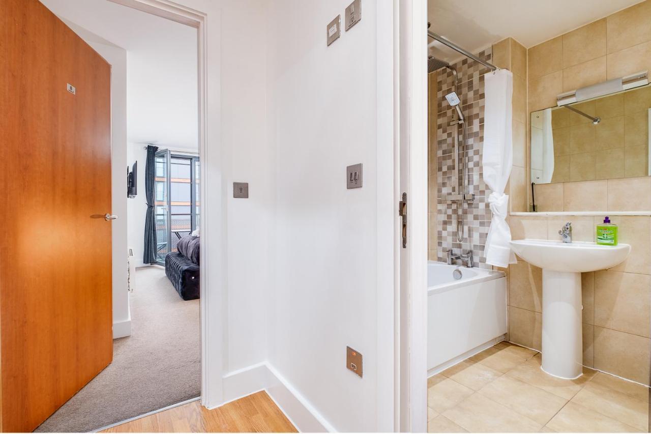 Maevela Apartments - Arcadian Versace Themed Apt ☆ Huge Balcony / Free Parking → Free Netflix -2 Min Walk From Birmingham Hippodrome Theatre, Arcadian, China Town, Sidewalk Club, Gay Village, 5 Mins From New Street Train Station - Birmingham Grand Ce Esterno foto