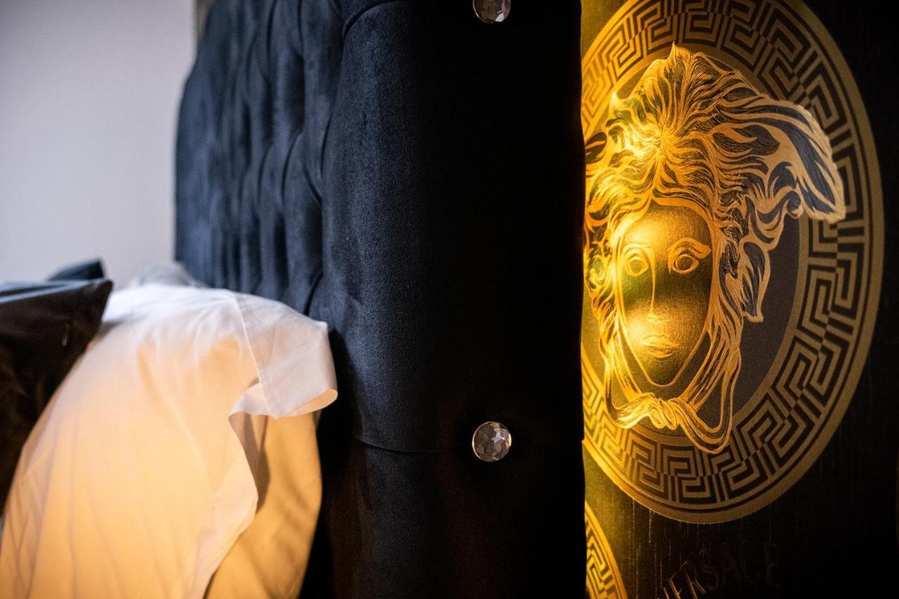 Maevela Apartments - Arcadian Versace Themed Apt ☆ Huge Balcony / Free Parking → Free Netflix -2 Min Walk From Birmingham Hippodrome Theatre, Arcadian, China Town, Sidewalk Club, Gay Village, 5 Mins From New Street Train Station - Birmingham Grand Ce Esterno foto